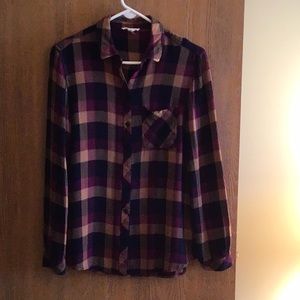 LADIES PLAID LONG SLEEVE BUTTON FRONT SHIRT OR TOP. SIZE MEDIUM.